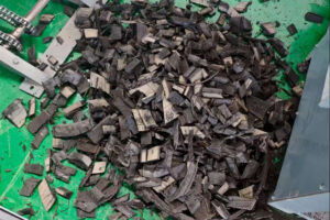 轮胎切条后进入打块机及产出胶块